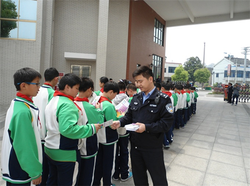 小學生接受禁毒卡.jpg