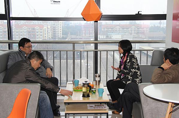 王秋芬向科協(xié)介紹江蘇圣瀾.jpg 王秋芬向科協(xié)介紹江蘇圣瀾.jpg