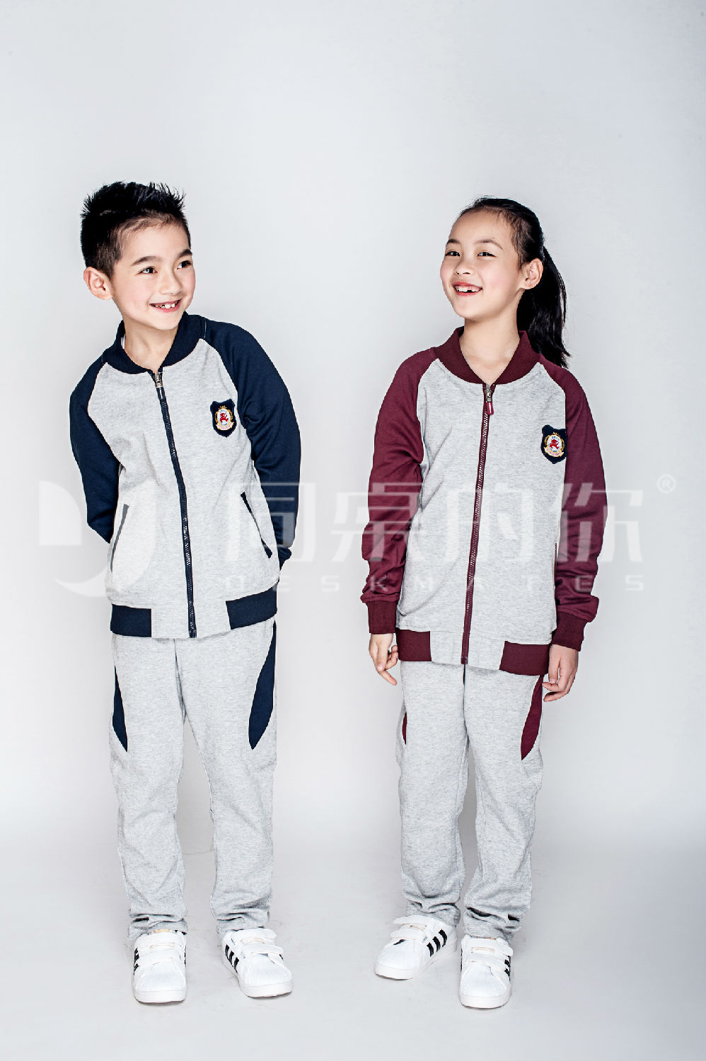 小學(xué)生秋季運(yùn)動校服款式圖