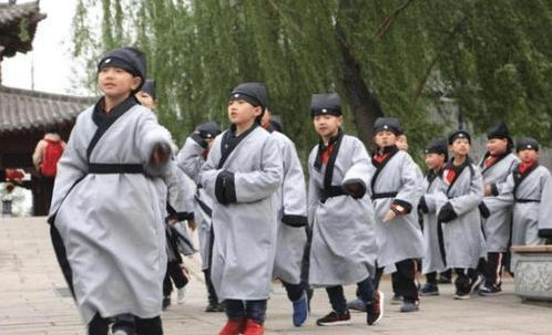 漢服成為小學(xué)生校服？家長紛紛提議反對，原因就兩個字！