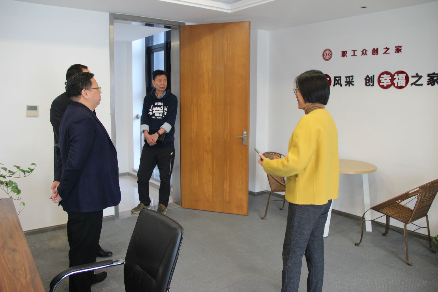 熱烈歡迎南寧教育局領(lǐng)導(dǎo)、百裕集團許曲煌董事長一行蒞臨江蘇圣瀾參觀指導(dǎo)