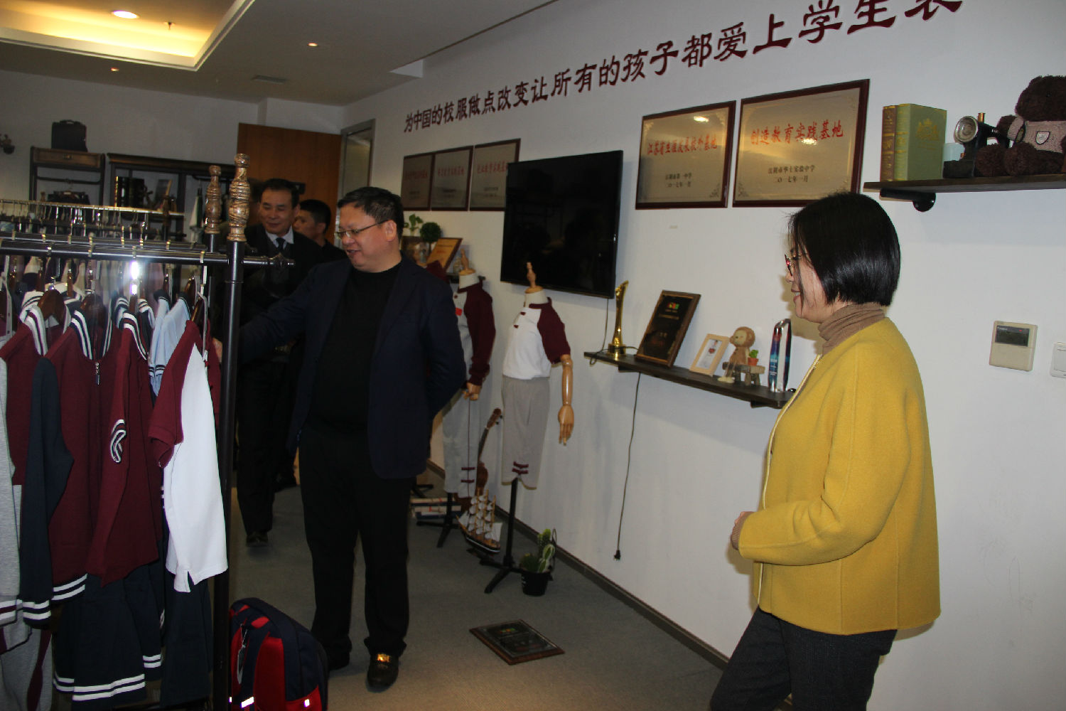 熱烈歡迎南寧教育局領(lǐng)導(dǎo)、百裕集團許曲煌董事長一行蒞臨江蘇圣瀾參觀指導(dǎo)