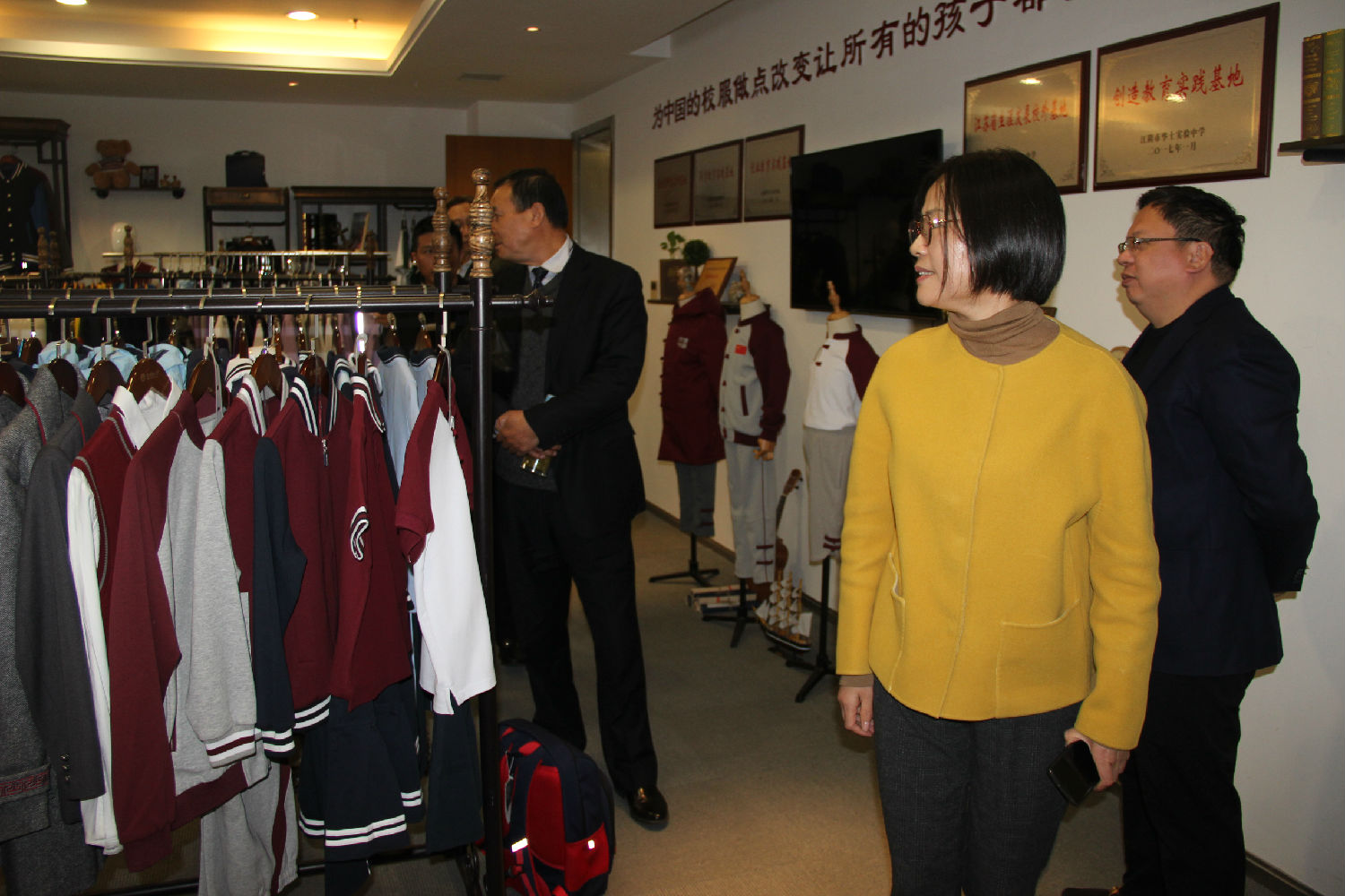 熱烈歡迎南寧教育局領(lǐng)導(dǎo)、百裕集團許曲煌董事長一行蒞臨江蘇圣瀾參觀指導(dǎo)