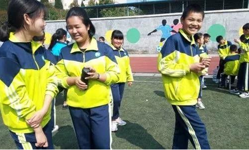 有必要定制智能校服嗎？網(wǎng)友對(duì)于智能校服的看法