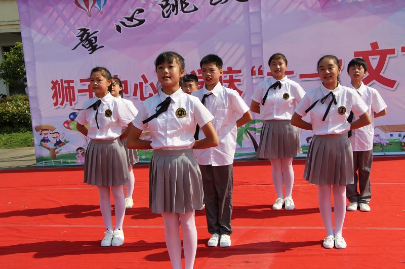 日本學(xué)生愛(ài)穿校服，而中國(guó)學(xué)生對(duì)于制作校服廠家定制的校服想法是什么呢？