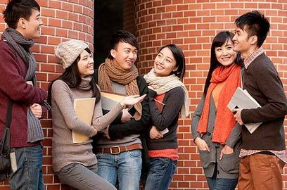 如今的大學生校服多嗎？在校期間是否也要必須穿著？