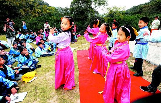 有人提議把學(xué)生校服改成漢服，家長表示反對(duì)