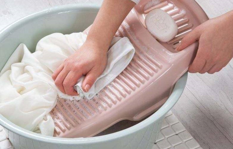 幾種常見的小學(xué)校服污漬祛除方法 幾種常見的小學(xué)校服污漬祛除方法