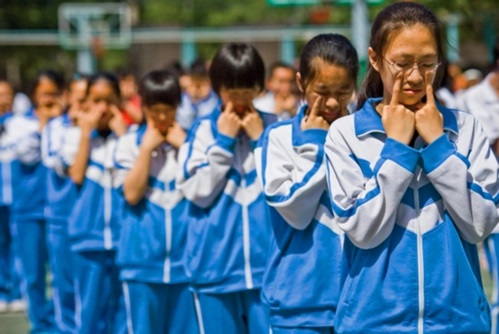 如何根據(jù)膚色來挑選定做中小學校服的顏色