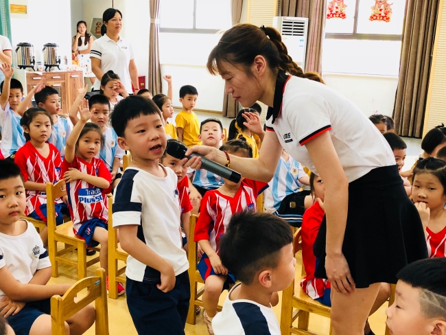 送穿著運動服定制的孩子進幼兒園上學有什么好處呢？