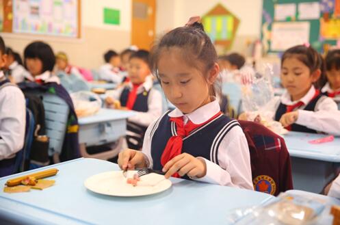 西裝款校服多數(shù)的紐扣裝飾有哪幾種？