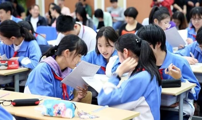 初中校服定做輔料發(fā)展現(xiàn)狀-實用性轉(zhuǎn)向時尚性