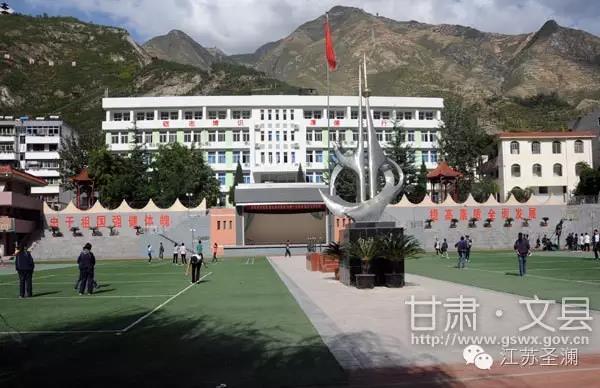 “同桌的你”走進(jìn)文縣一中講述青春的美