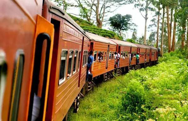跟著同桌的你，一口氣看完20個國家的校服！