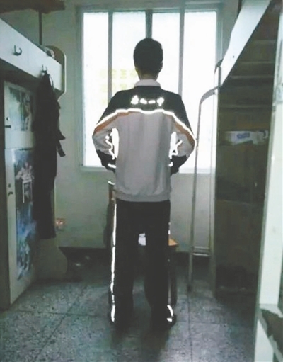 校服帶反光標志 為了防早戀？