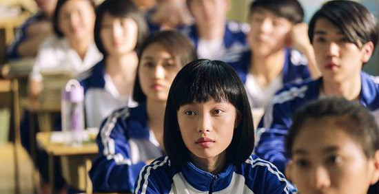 校服，不是學(xué)生的專利，來看看女神的學(xué)生裝范吧！