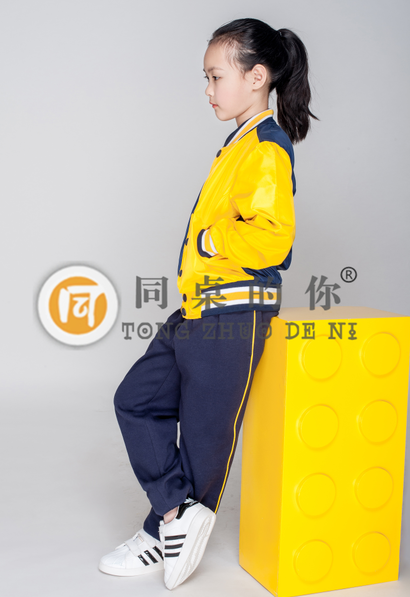 運(yùn)動式校服的時尚體現(xiàn)