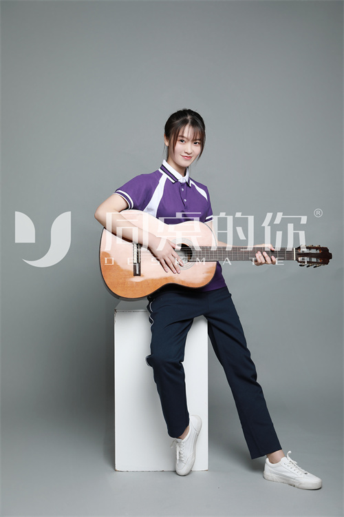 不同色系和款式的校服配什么鞋子好看呢？