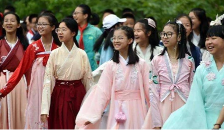 國潮野蠻生長，來一套漢服校服？班主任：沒腦子