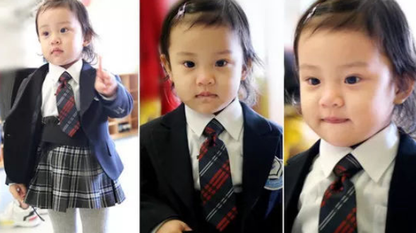 星二代們和咱家孩子穿童裝校服，咱家娃：我穿校服體現(xiàn)其功能
