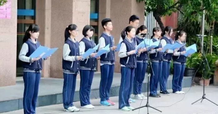 黃曉明老家的青島校服|網(wǎng)友：我覺得一言難盡，你覺得呢？