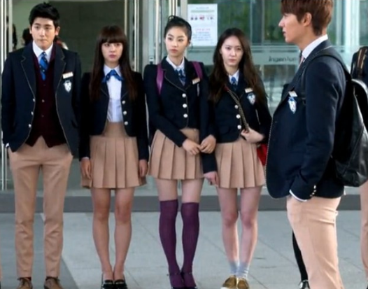 想問問校服生產(chǎn)商，純棉校服和全棉校服到底有什么區(qū)別？