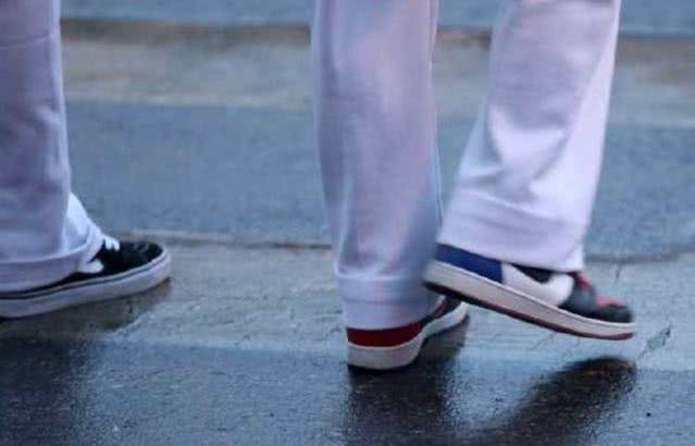 學生校服都統(tǒng)一了，學生把攀比用在了這里