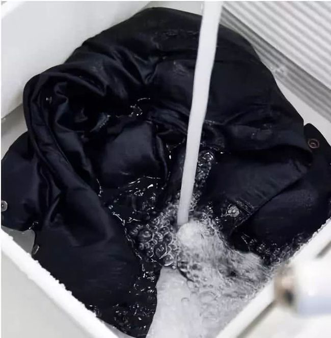 羽絨冬季校服的正確洗滌方法是什么？