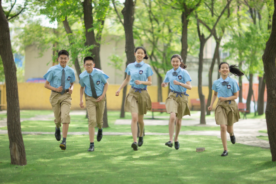 小學(xué)生春秋運動校服和禮儀裝校服的款式設(shè)計