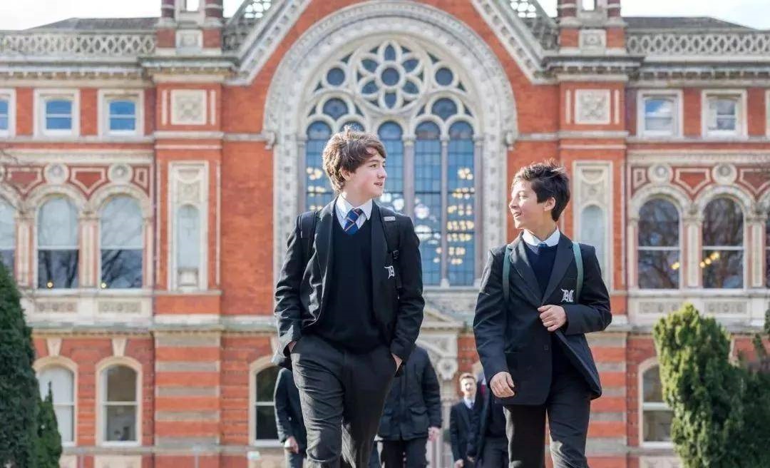 為什么貴族學(xué)校的女生初中生校服多為裙子？