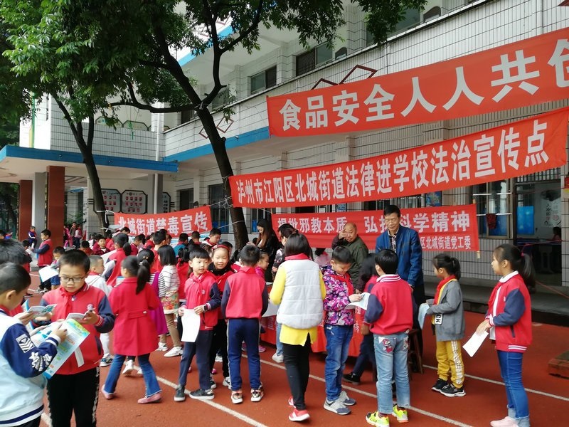 新校服的“高級定制”與“名牌服飾”區(qū)別在哪？