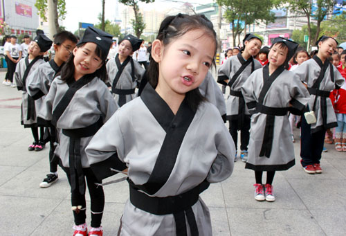 漢服那么好看，用漢服代替新校服行得通嗎？