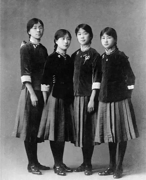 民國學生校服定做的制作款式