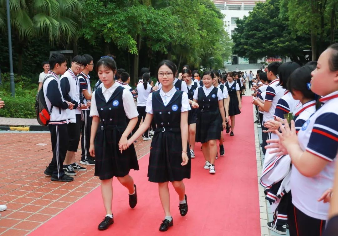 太美的校服品牌定制會影響學生審美，導致早戀嗎？