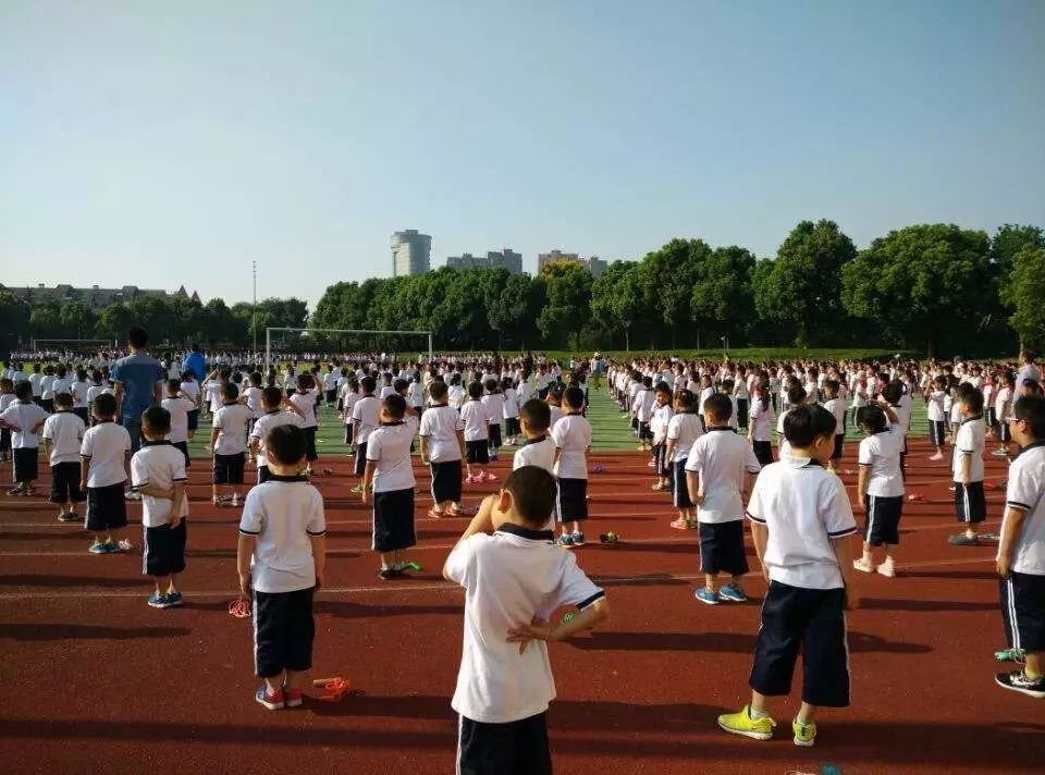 在夏季為學(xué)校挑選運動服定制時，大家應(yīng)當(dāng)注意什么?