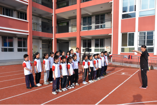 如何衡量學(xué)校校服訂購的大?。? title=