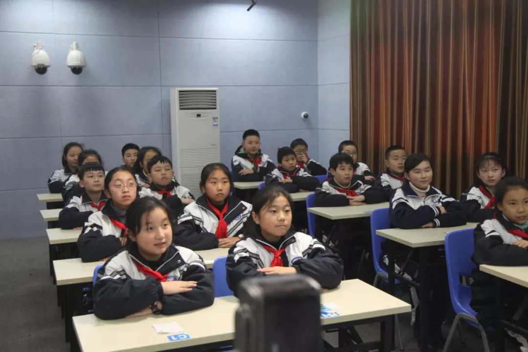 校服廠家冬季定做校服時的注意事項