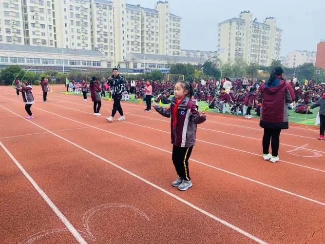 如何挑選小學(xué)冬季校服運(yùn)動(dòng)裝？