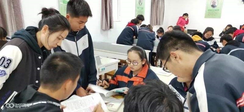 分析學(xué)生校服定制西裝時的步驟