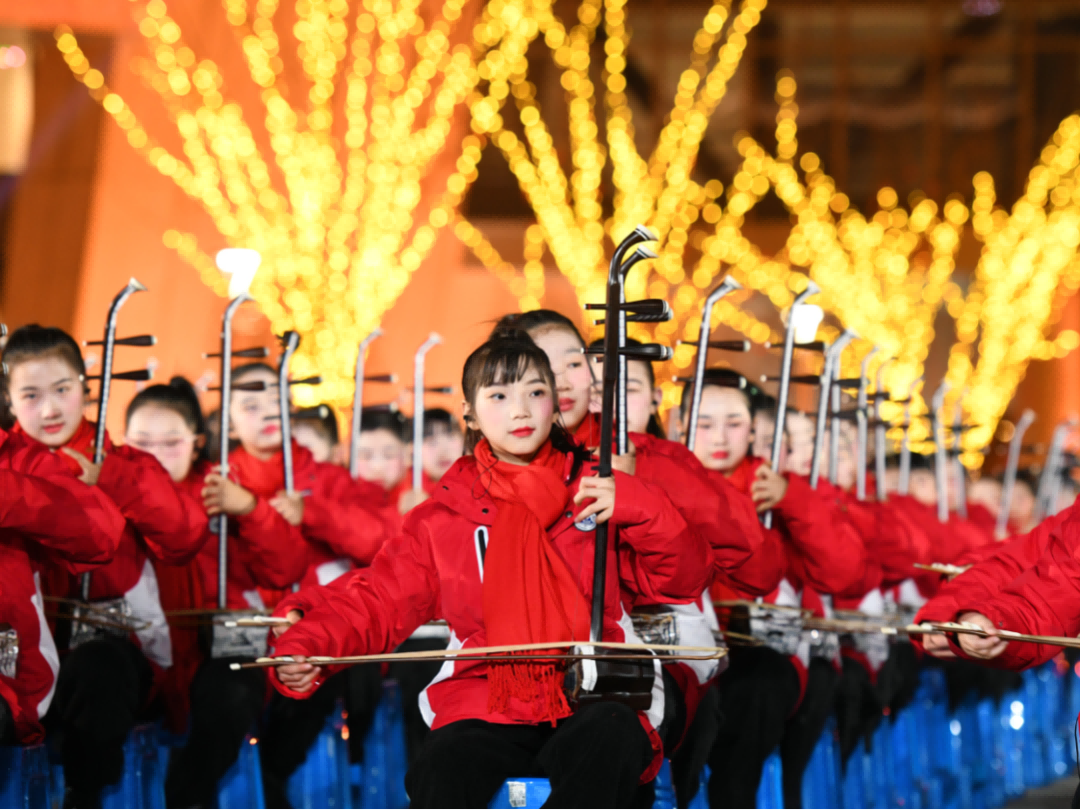 『同桌的你』校服亮相中央電視臺(tái)2025春節(jié)聯(lián)歡晚會(huì)