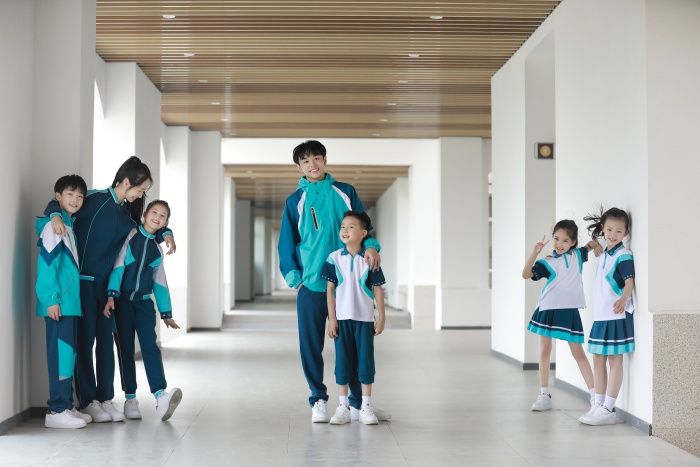 定制學(xué)生校服哪家好，校服定制就選圣瀾服飾